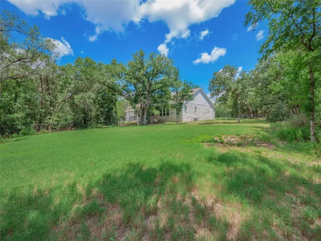 a view of entryway with a yard
