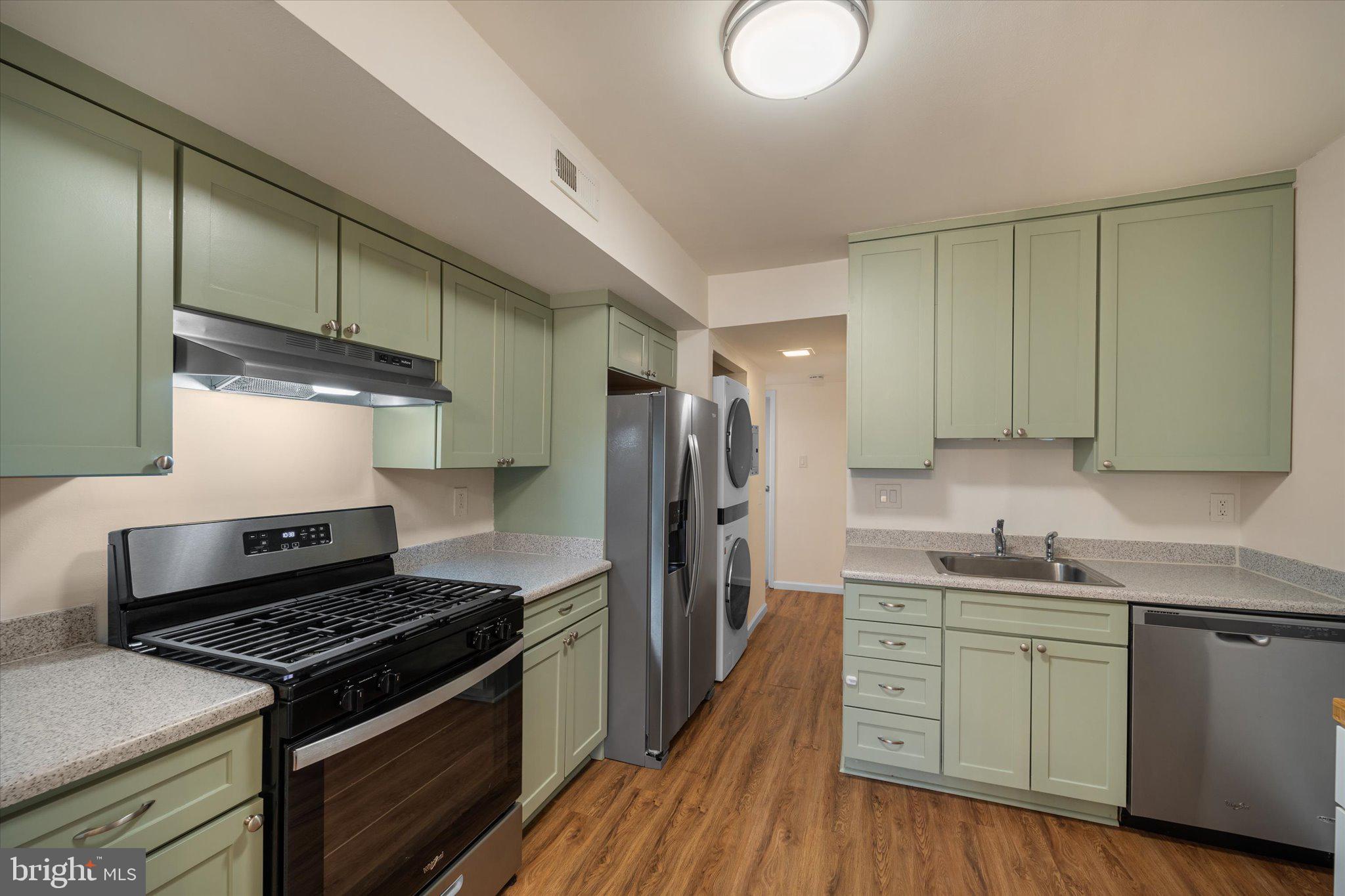 2073 Royal Fern Court, Unit 34/21B Reston, VA 20191 - Photo 8 of 25 a kitchen with a sink stove and refrigerator