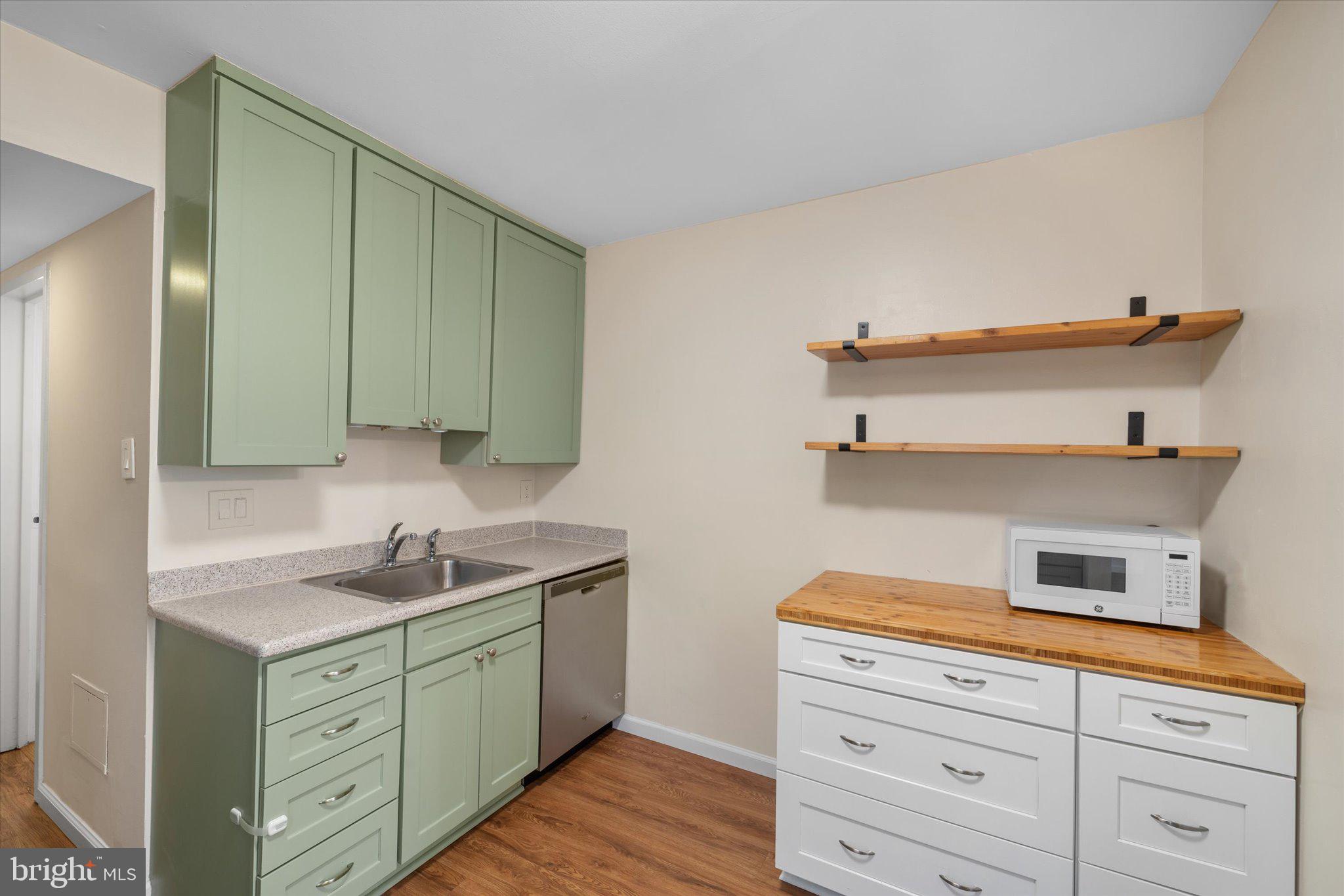 2073 Royal Fern Court, Unit 34/21B Reston, VA 20191 - Photo 9 of 25 a kitchen with a sink and cabinets