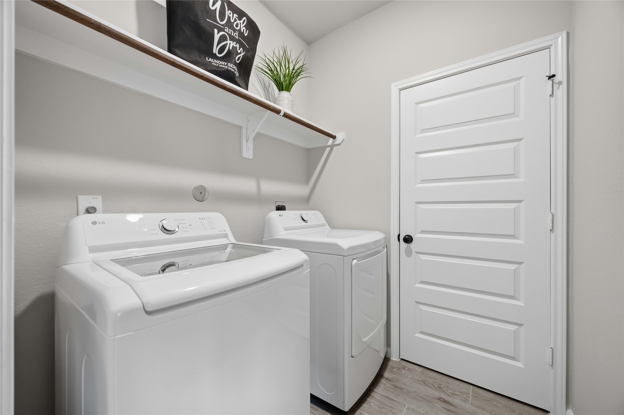 2808 Bisbee Road League City, TX 77573 - Photo 19 of 42 Laundry Room w/ Utility Closet, W & D