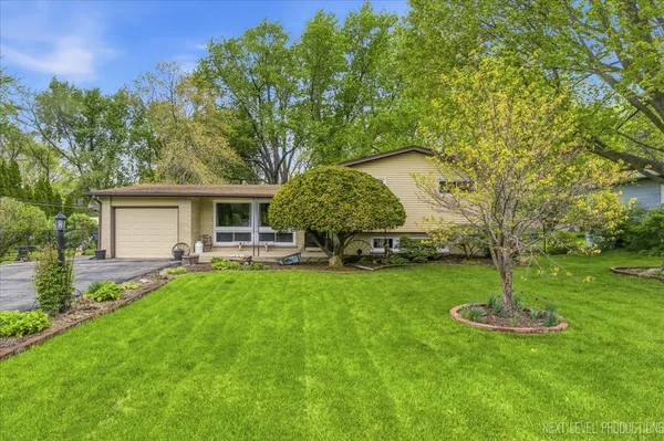 $325,000 | 29W454 Ray Avenue, West Chicago, IL 60185