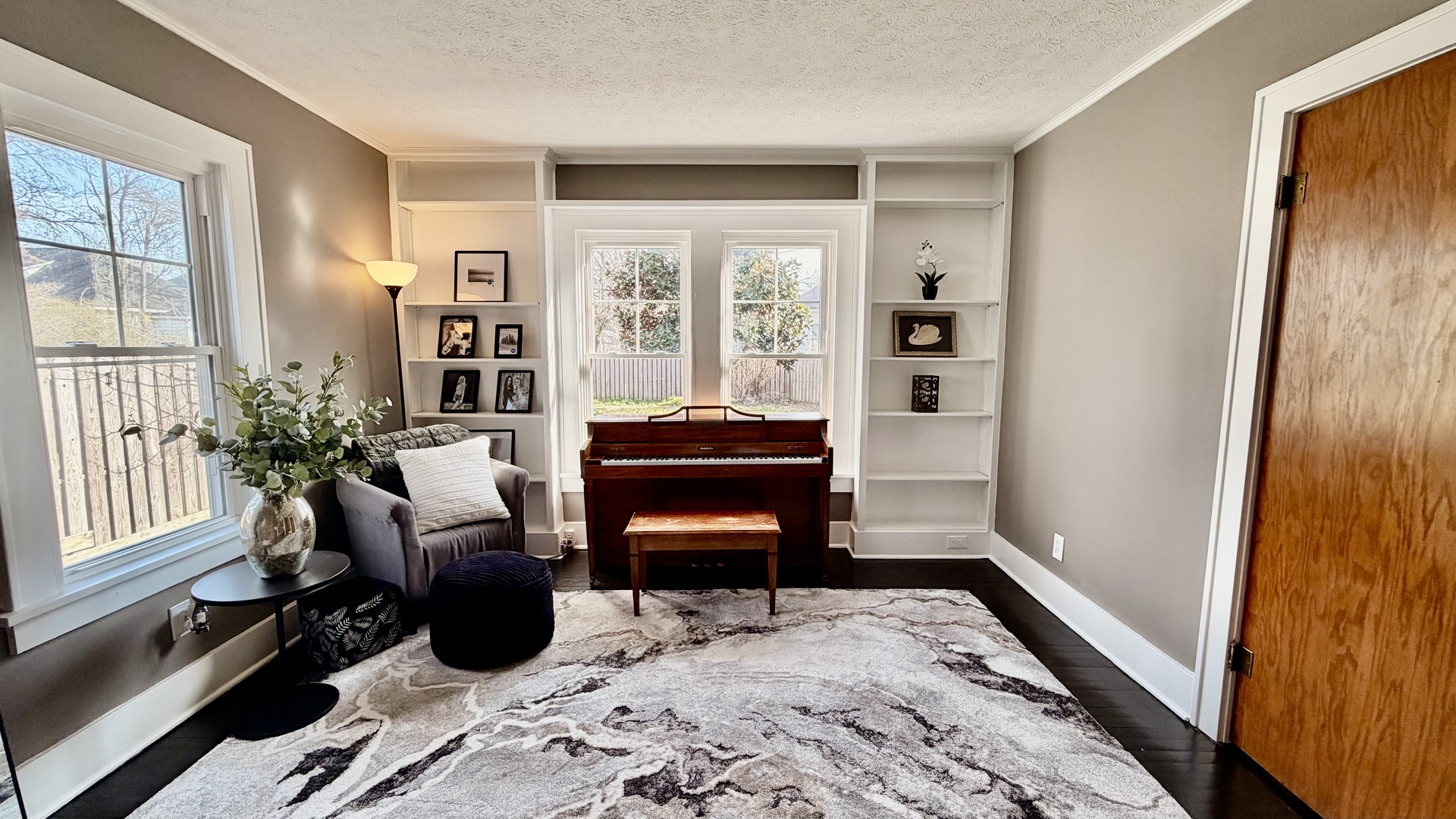 909 East 3rd Street Centralia, IL 62801 - Photo 13 of 25 a room with furniture and a window