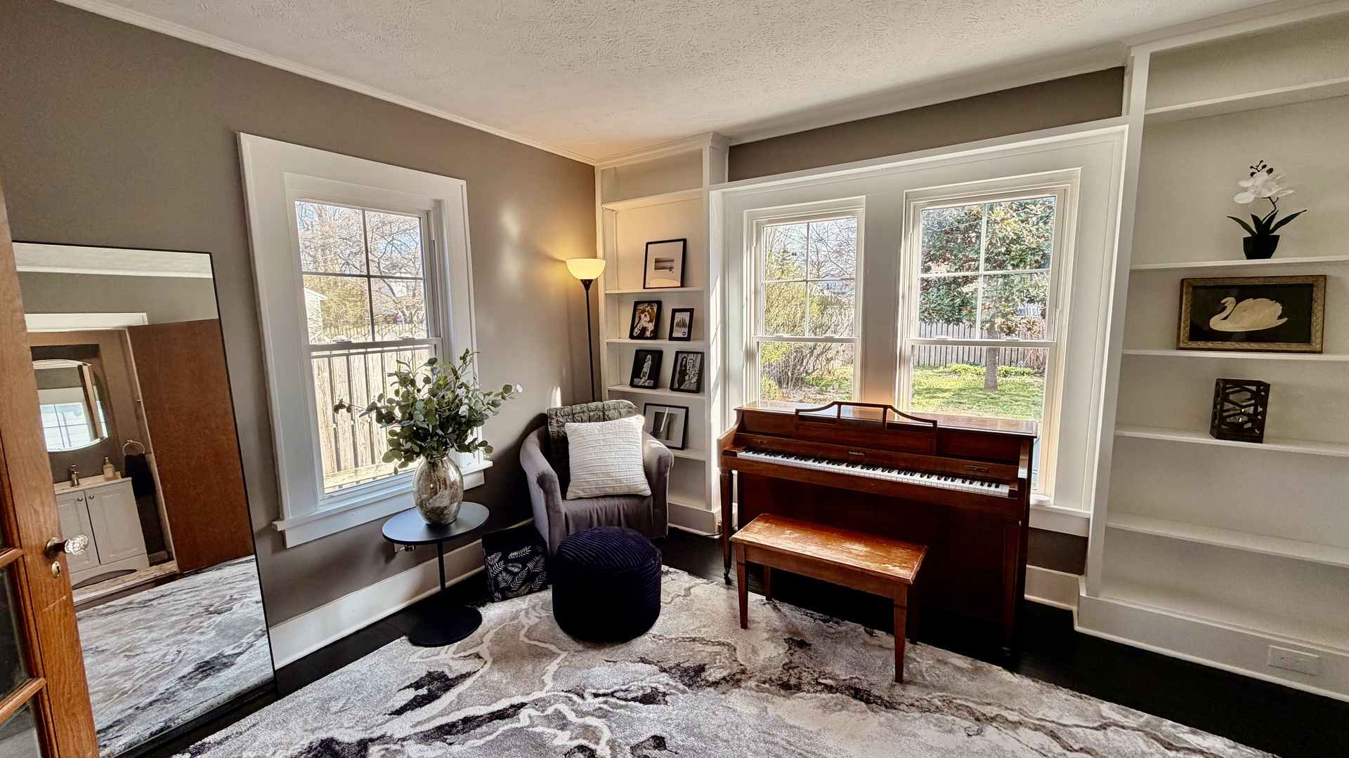 909 East 3rd Street Centralia, IL 62801 - Photo 14 of 25 a living room with furniture and a window