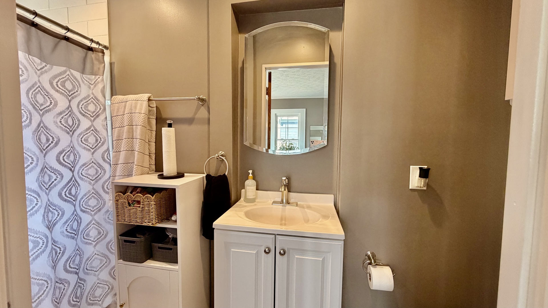 909 East 3rd Street Centralia, IL 62801 - Photo 15 of 25 a bathroom with a sink and a mirror