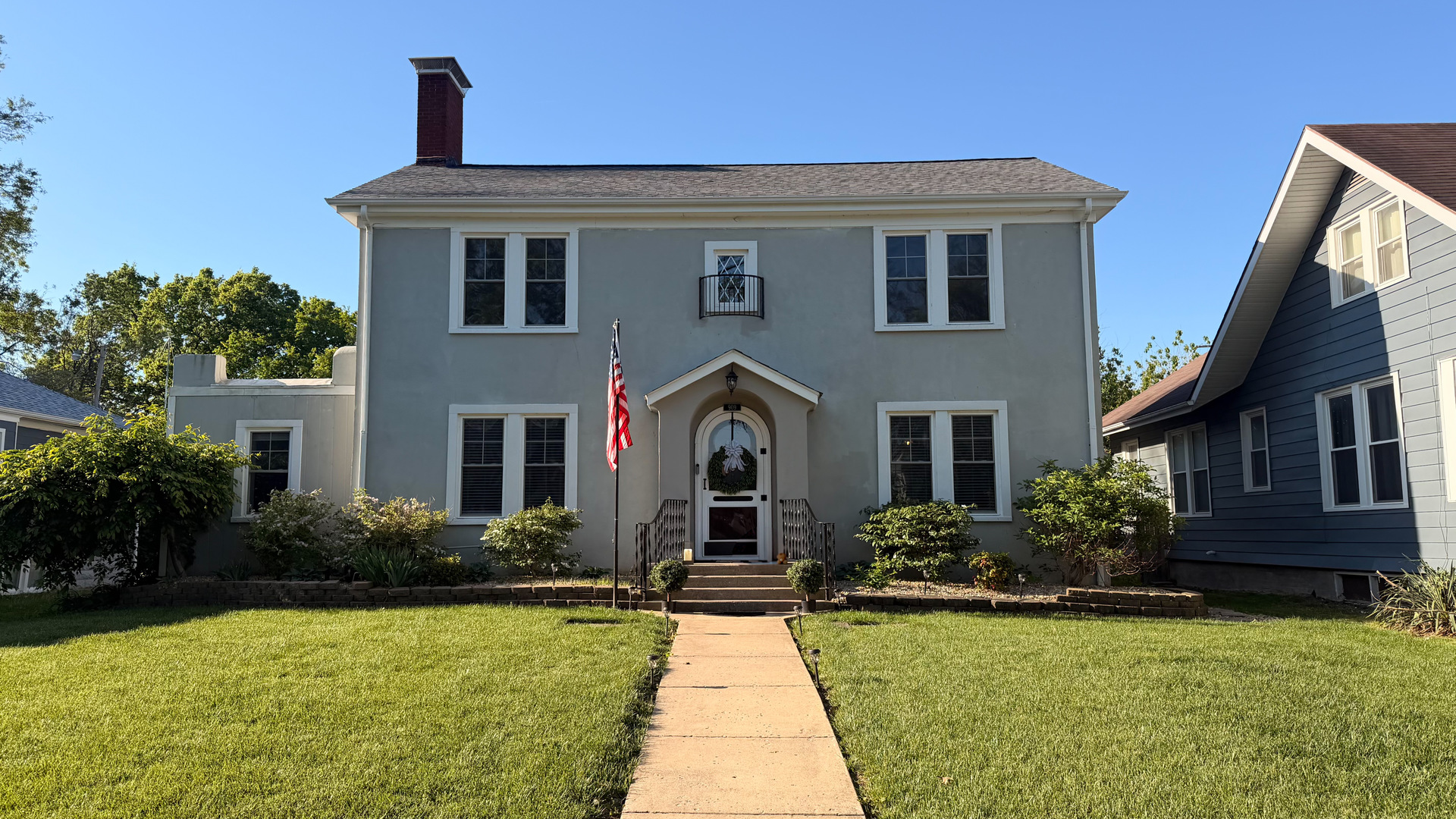 909 East 3rd Street Centralia, IL 62801 - Photo 2 of 25 a front view of a house with garden