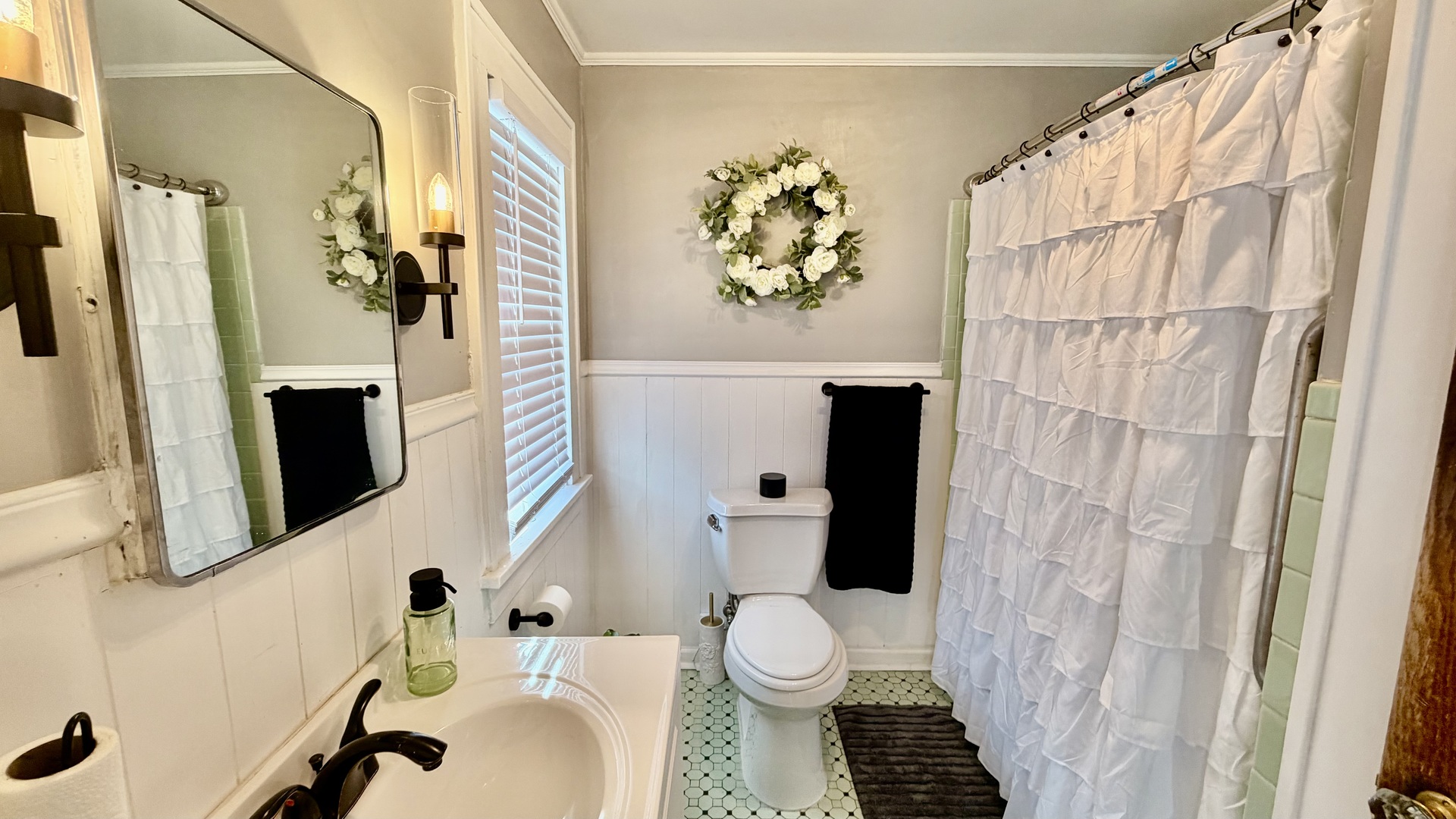 909 East 3rd Street Centralia, IL 62801 - Photo 25 of 25 a bathroom with a sink and a toilet