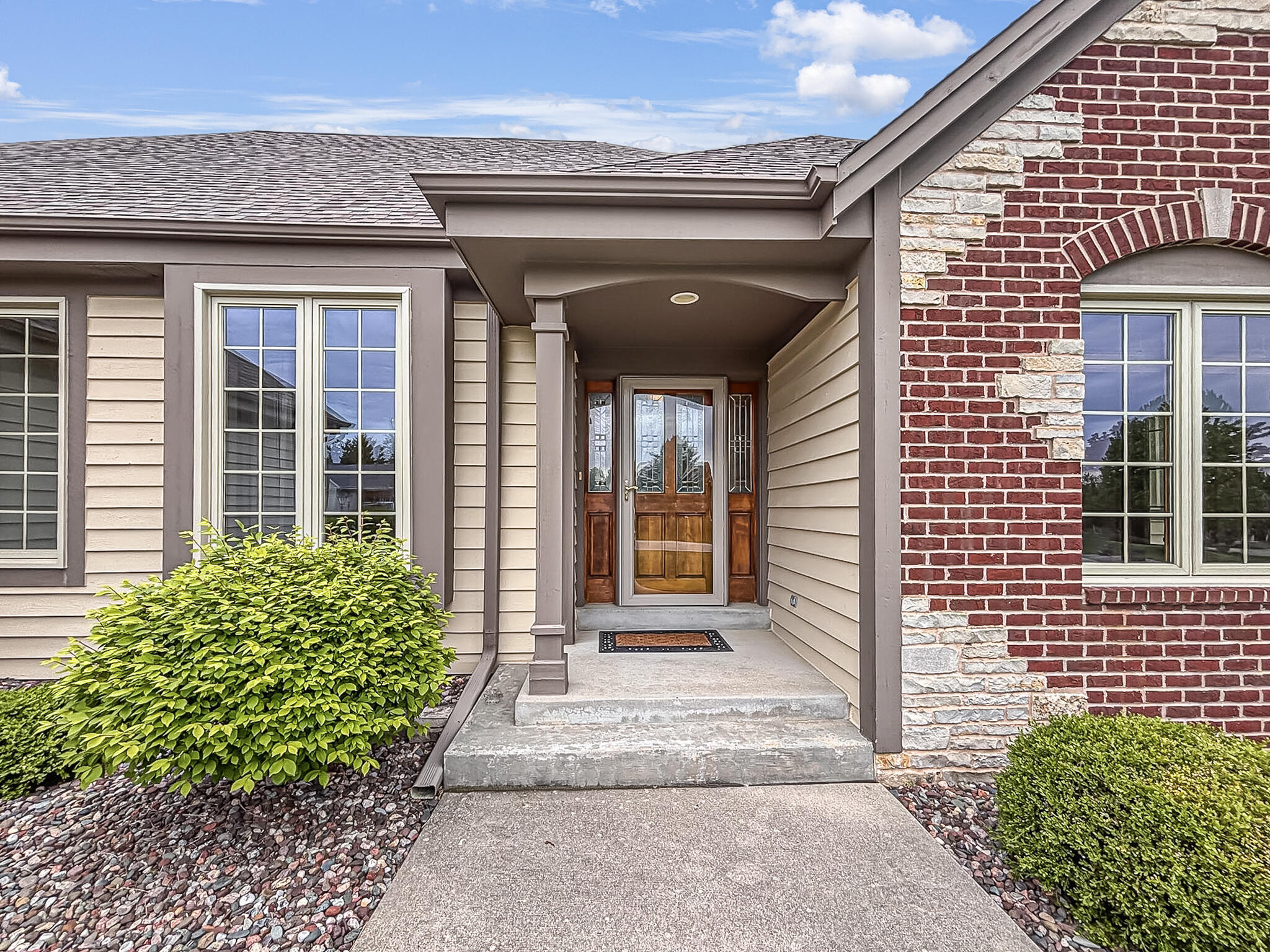 N22W26746 Shooting Star Road Pewaukee, WI 53072 - Photo 4 of 38 Entryway