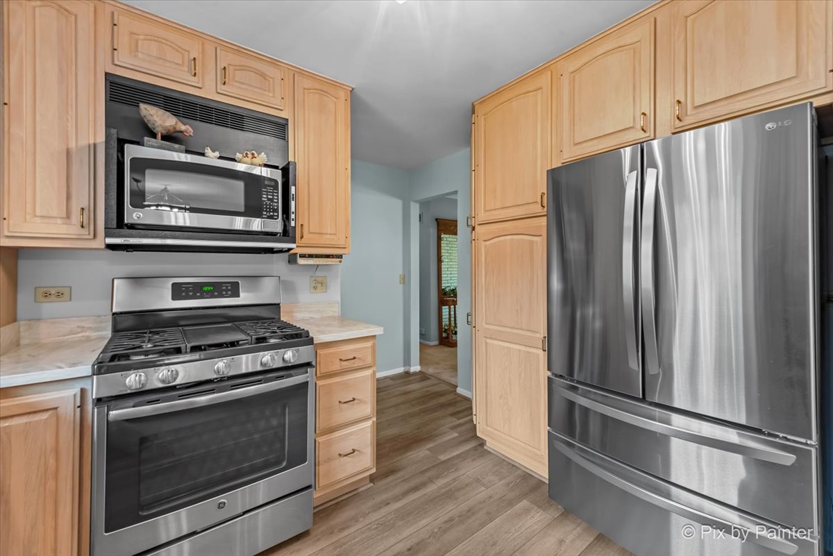 425 Summit Street Algonquin, IL 60102 - Photo 12 of 43 a kitchen with granite countertop stainless steel appliances and wooden floor