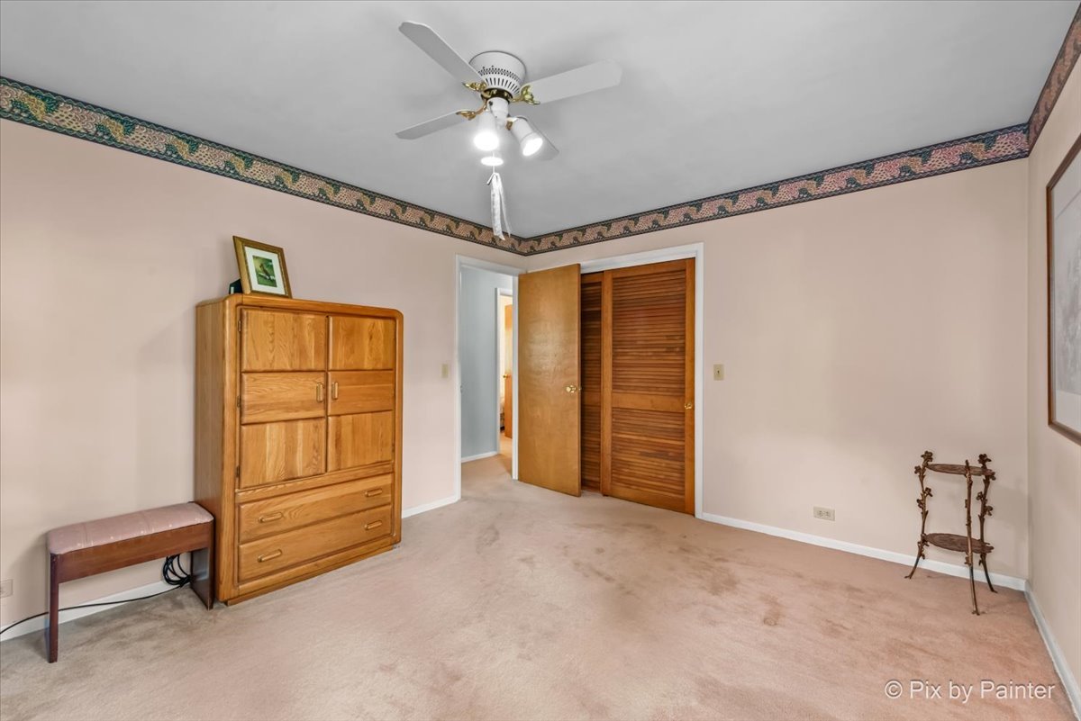 425 Summit Street Algonquin, IL 60102 - Photo 19 of 43 a view of an empty room with a ceiling fan