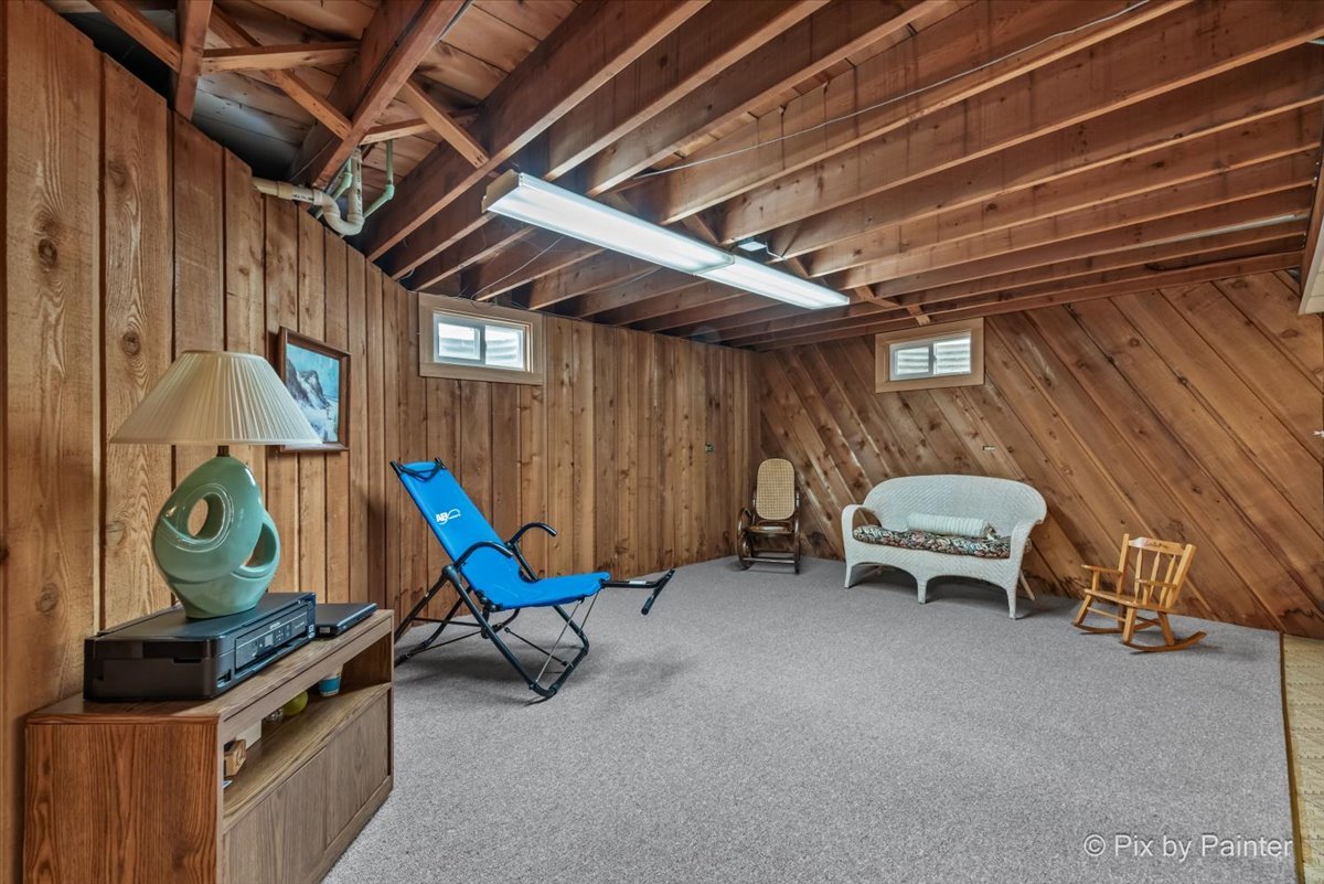 425 Summit Street Algonquin, IL 60102 - Photo 22 of 43 a view of a room with gym equipment