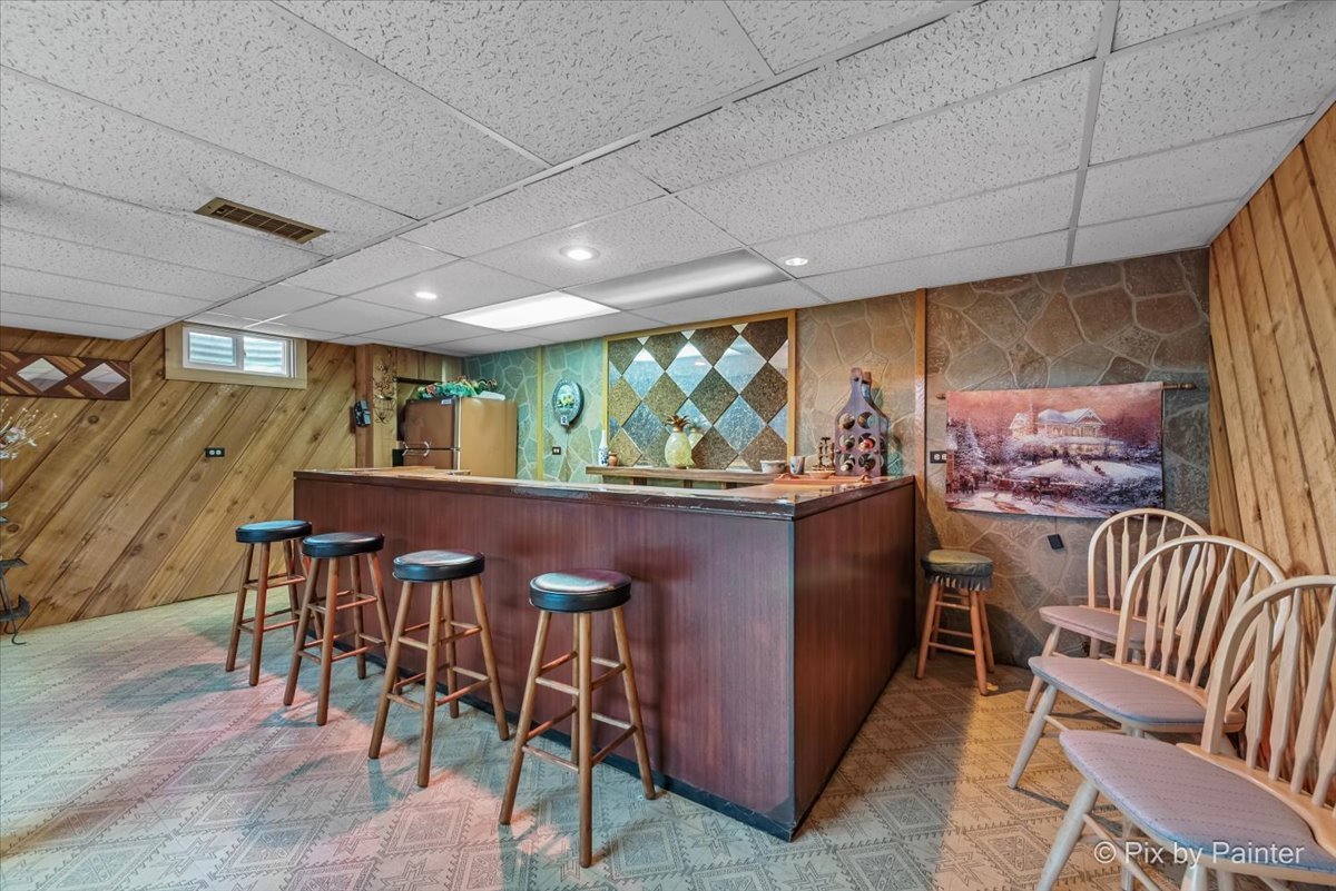 425 Summit Street Algonquin, IL 60102 - Photo 25 of 43 a room with furniture and a large window