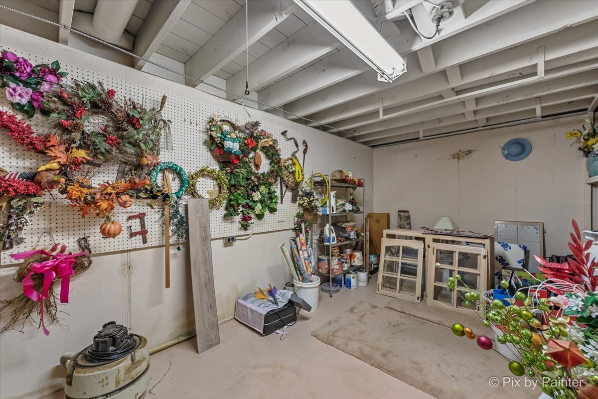 425 Summit Street Algonquin, IL 60102 - Photo 27 of 43 a room with storage and utility room