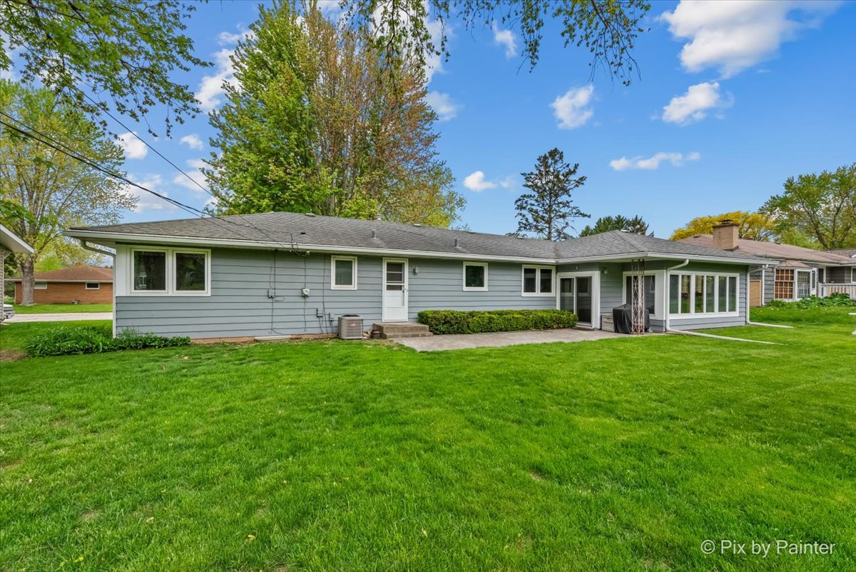 425 Summit Street Algonquin, IL 60102 - Photo 31 of 43 a front view of a house with a garden