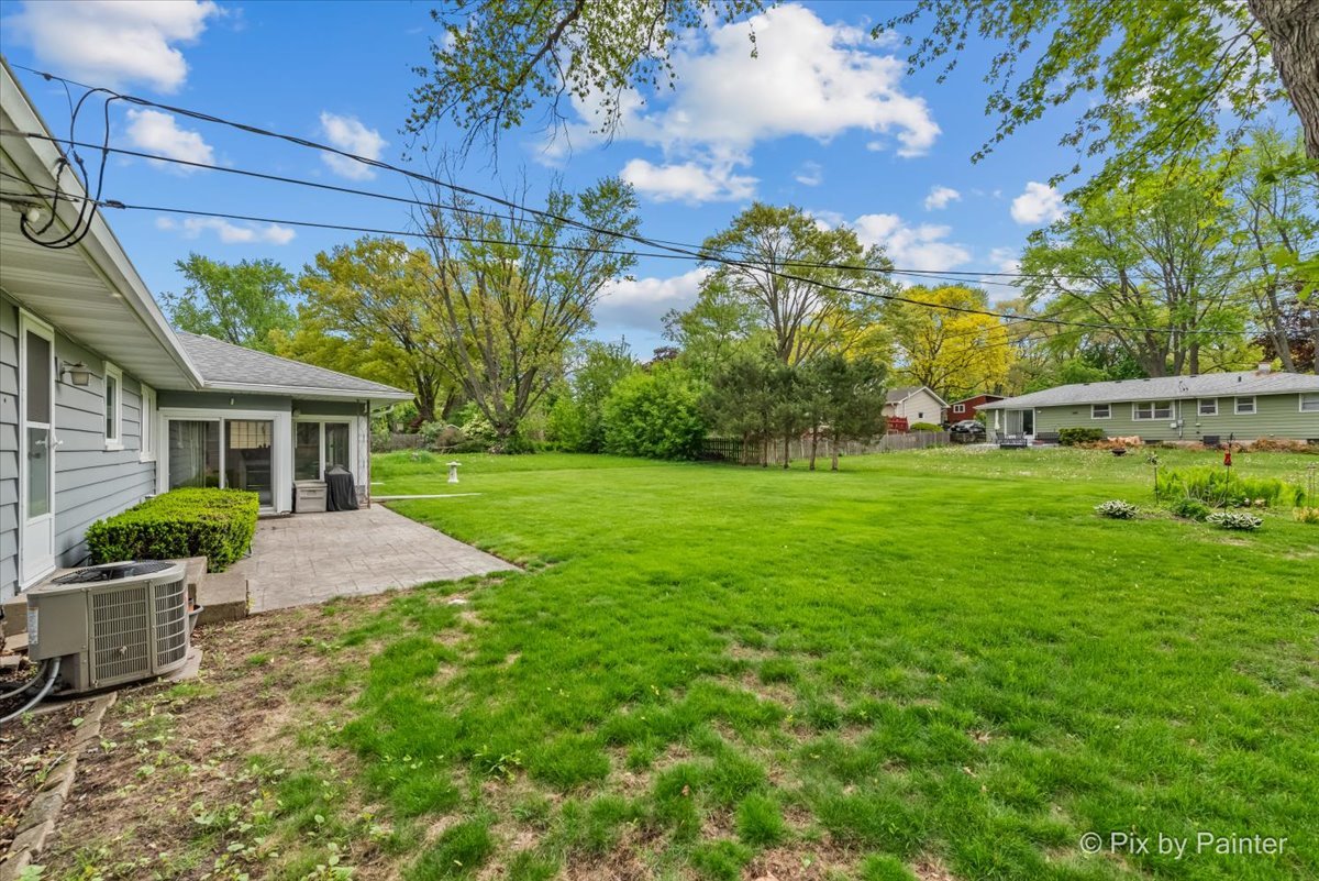 425 Summit Street Algonquin, IL 60102 - Photo 32 of 43 a front view of a house with a garden