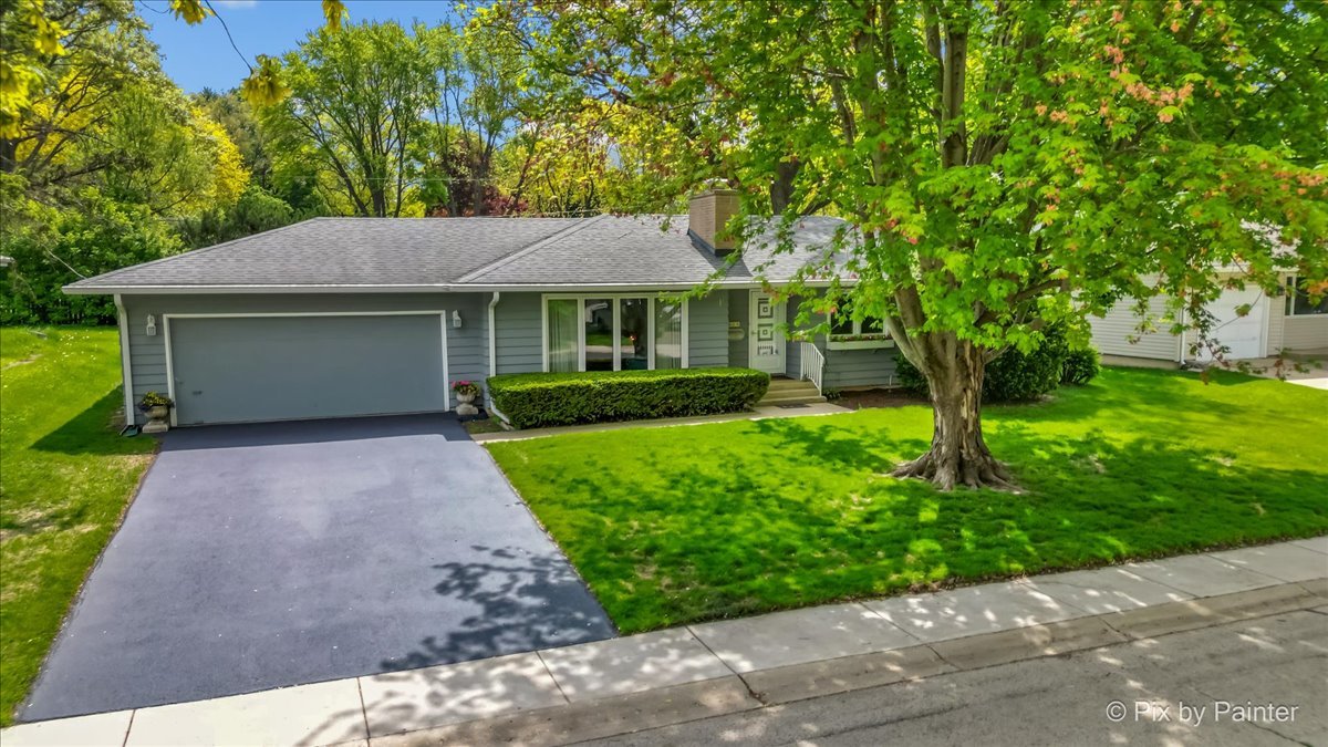 425 Summit Street Algonquin, IL 60102 - Photo 33 of 43 a front view of a house with a garden