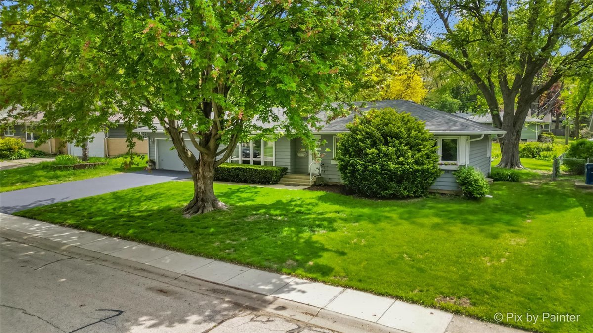 425 Summit Street Algonquin, IL 60102 - Photo 34 of 43 a view of a house with a garden
