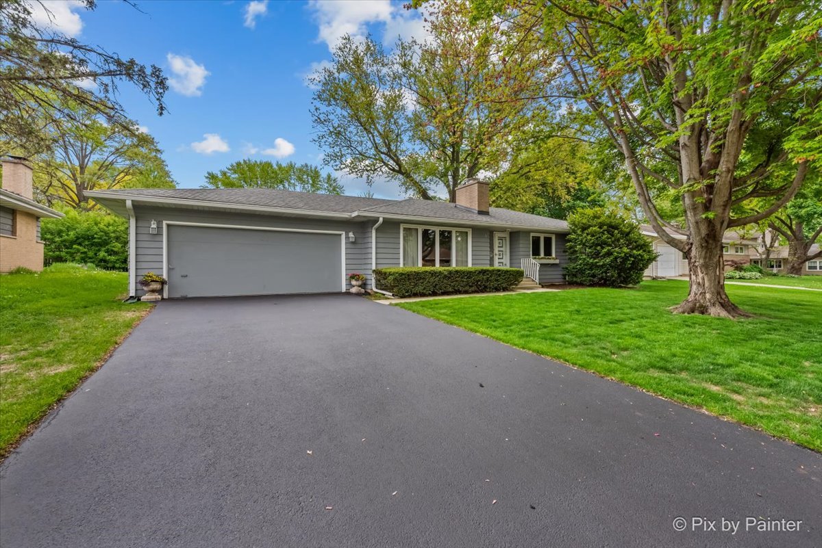 425 Summit Street Algonquin, IL 60102 - Photo 4 of 43 a house view with a garden space