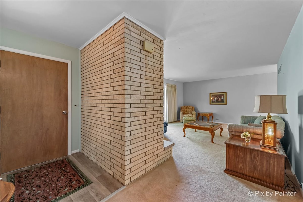 425 Summit Street Algonquin, IL 60102 - Photo 5 of 43 a living room with furniture and a window
