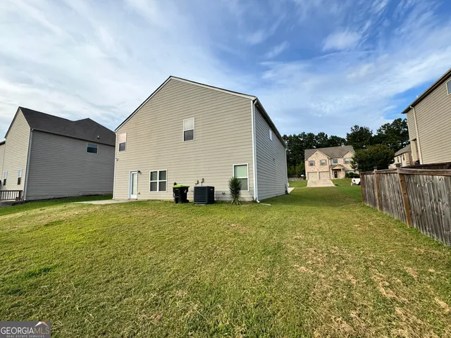 a view of a house with backyard