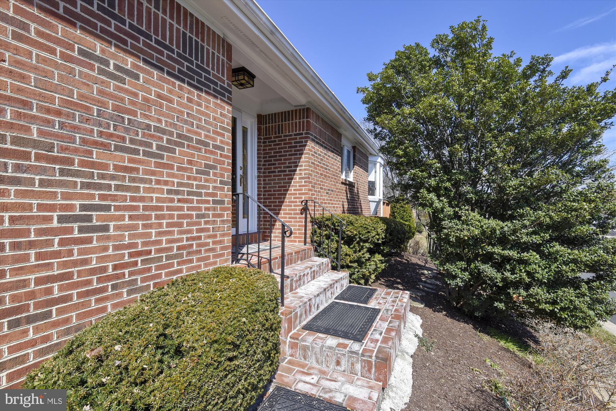 4572 Shetland Green Road Alexandria, VA 22312 - Photo 4 of 43 Front walk way.