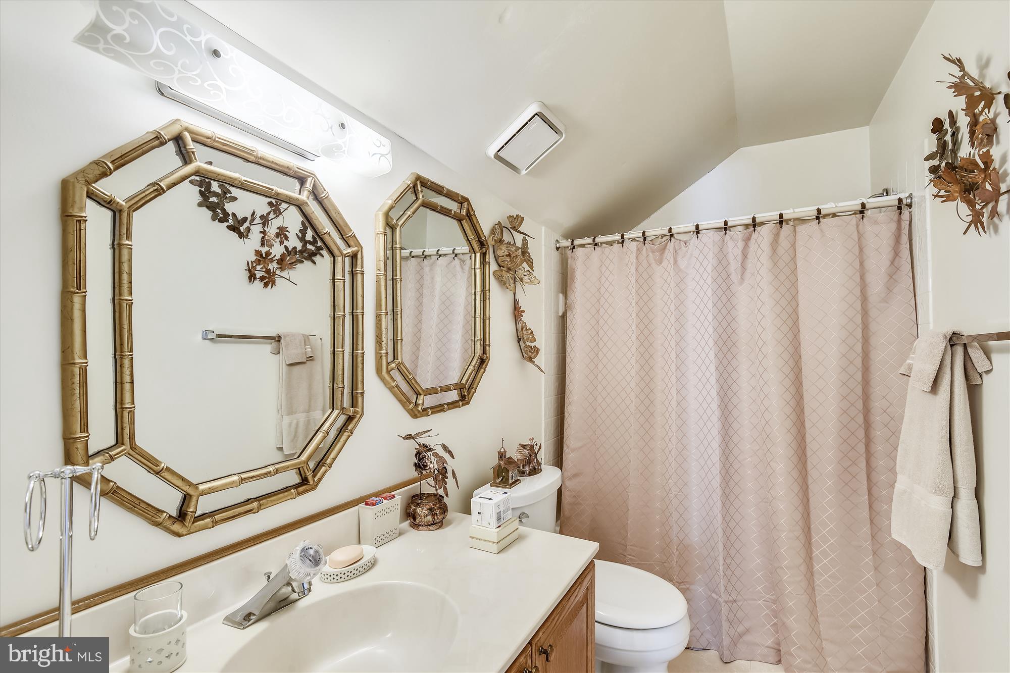 4572 Shetland Green Road Alexandria, VA 22312 - Photo 40 of 43 Upper Level Full Bathroom #3