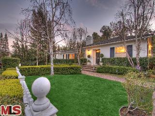 311 Homewood Road Los Angeles, CA 90049 - Photo 1 of 1 a view of a house with backyard and garden