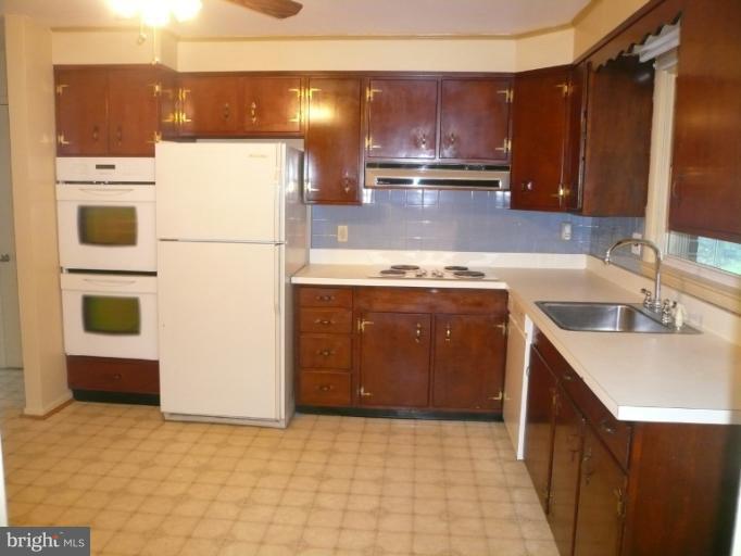 1105 Green Acre Road Towson, MD 21286 - Photo 16 of 22 Kitchen