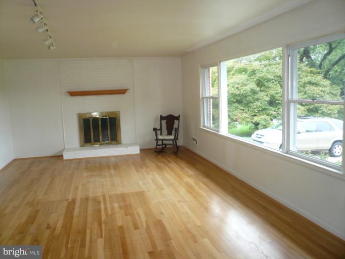 1105 Green Acre Road Towson, MD 21286 - Photo 4 of 22 Living Room