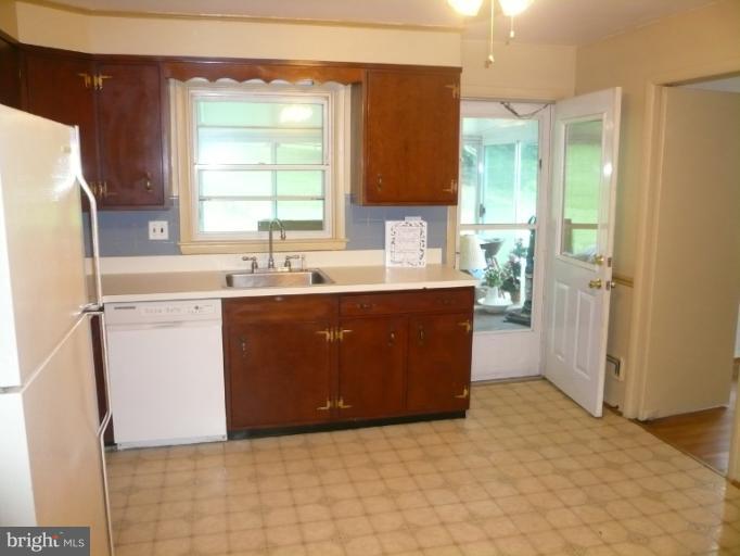 1105 Green Acre Road Towson, MD 21286 - Photo 6 of 22 Kitchen