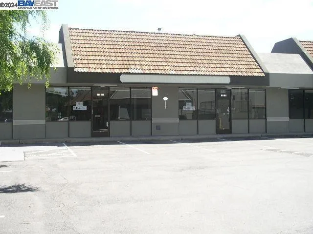 a view of entryway with a hall