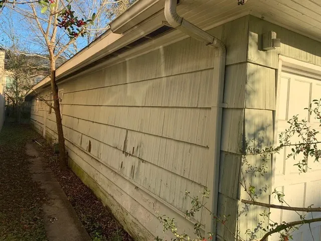 a view of a backyard