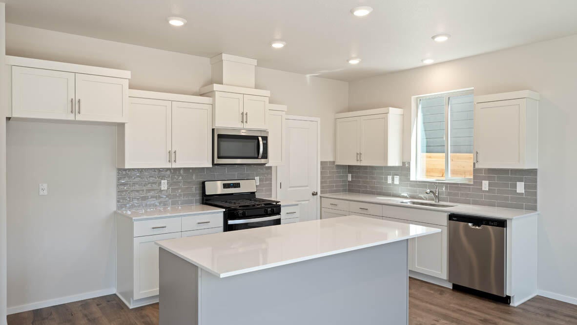 61171 Southeast Splendor Lane Bend, OR 97702 - Photo 6 of 31 006 kitchen