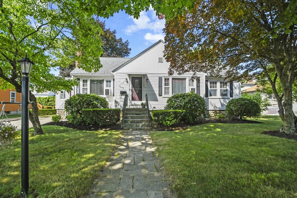 a view of a house with backyard and garden