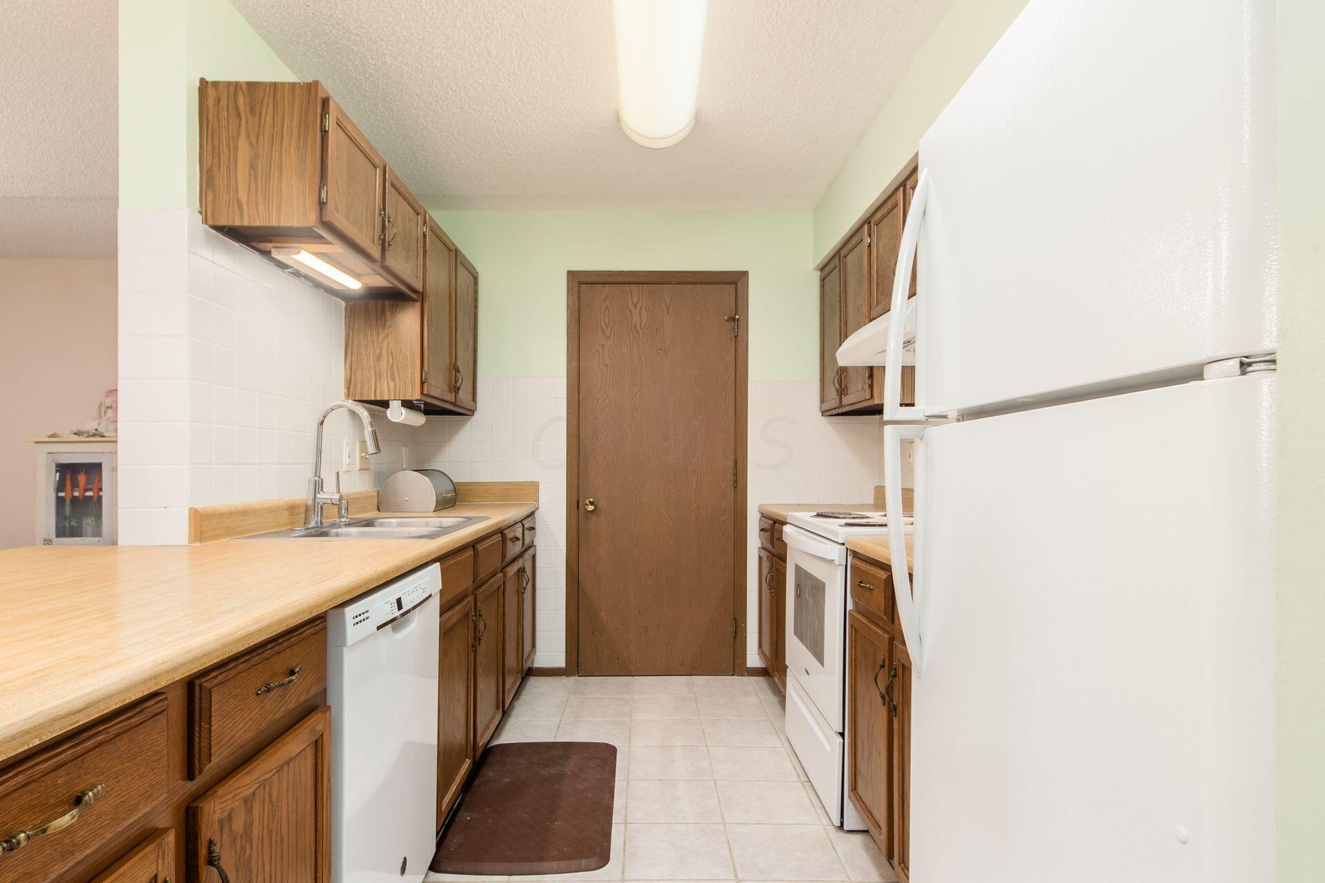4141 Karl Road, Unit 107 Columbus, OH 43224 - Photo 4 of 26 004_864a1da88c_M 4141 Karl005