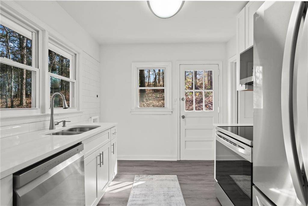 502 Alpine Way Marietta, GA 30062 - Photo 10 of 21 a bathroom with a sink and a mirror