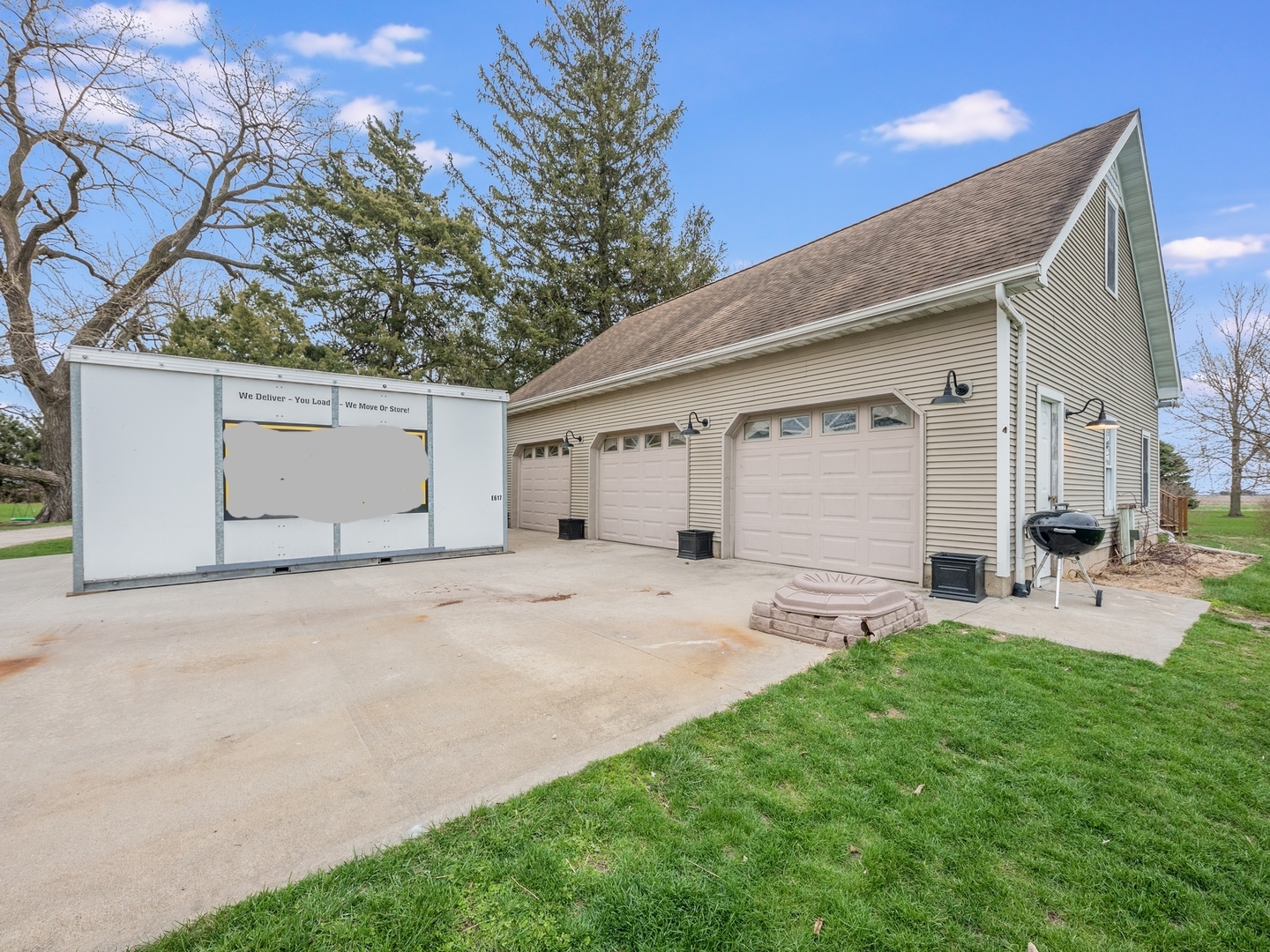 3185 South Hadden Road Verona, IL 60479 - Photo 27 of 39 a view of a backyard with a large tree