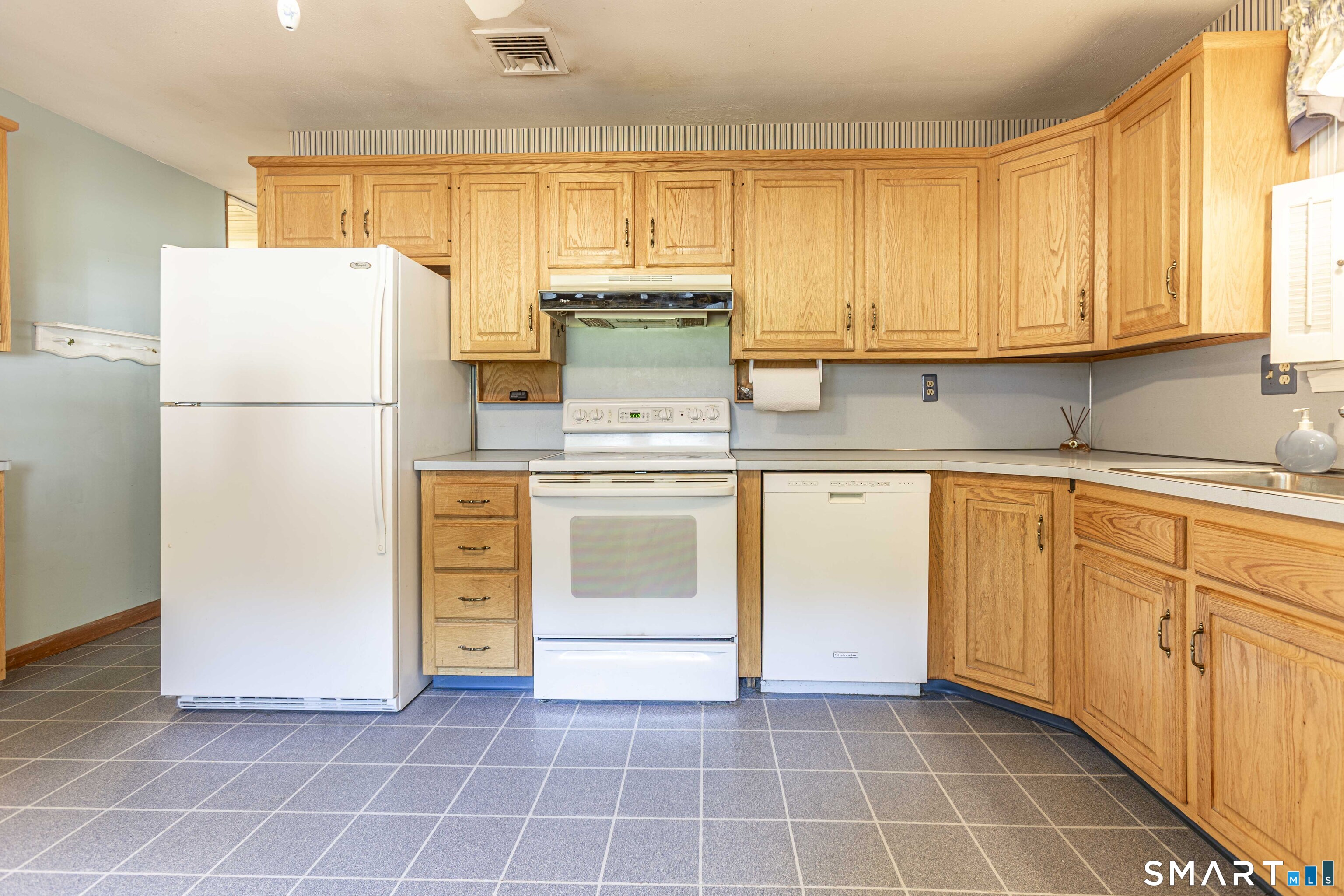 16 Philip Road Manchester, CT 06040 - Photo 3 of 23 Bright Eat In Kitchen