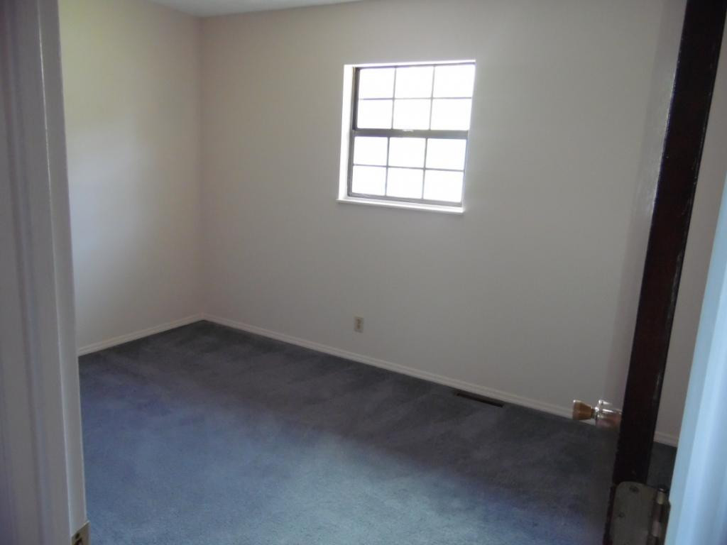 1391 Ridgecrest Avenue Kingsport, TN 37660 - Photo 12 of 28 Bedroom 3