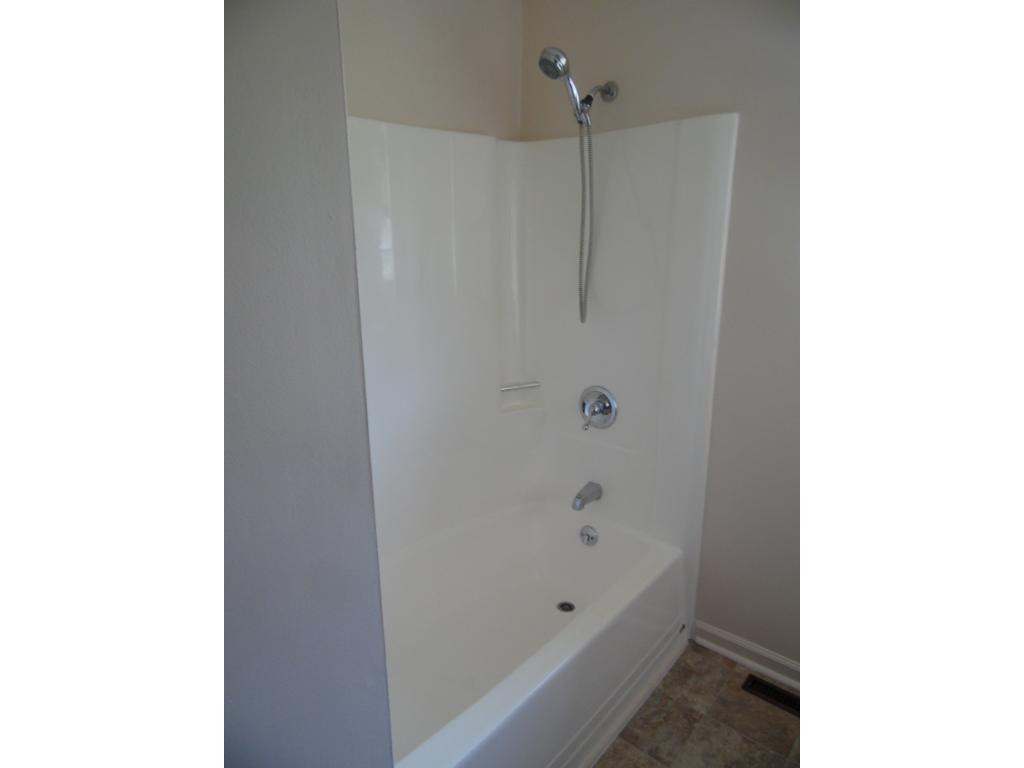 1391 Ridgecrest Avenue Kingsport, TN 37660 - Photo 13 of 28 Upstairs Bath