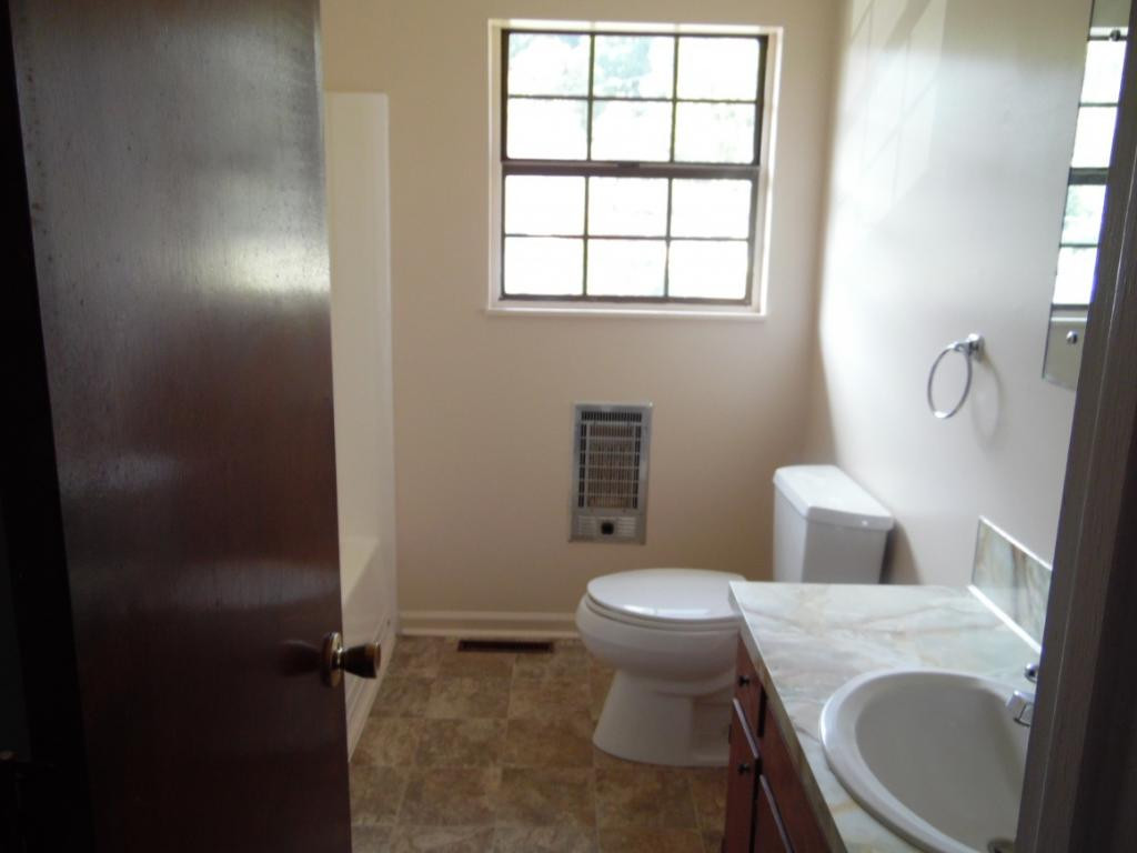 1391 Ridgecrest Avenue Kingsport, TN 37660 - Photo 15 of 28 Upstairs Bath
