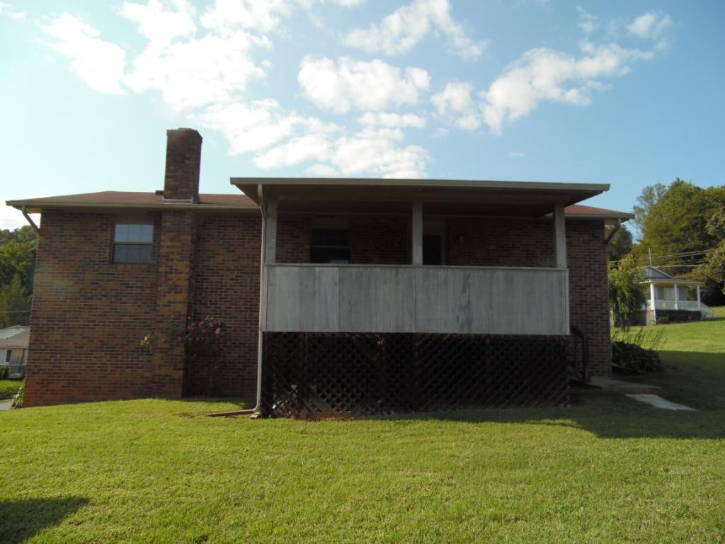 1391 Ridgecrest Avenue Kingsport, TN 37660 - Photo 4 of 28 Covered back porch