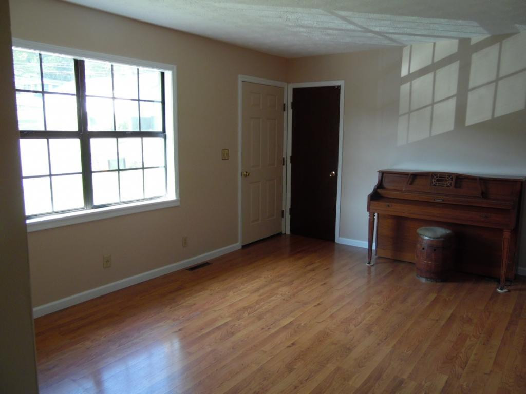 1391 Ridgecrest Avenue Kingsport, TN 37660 - Photo 6 of 28 Living Room