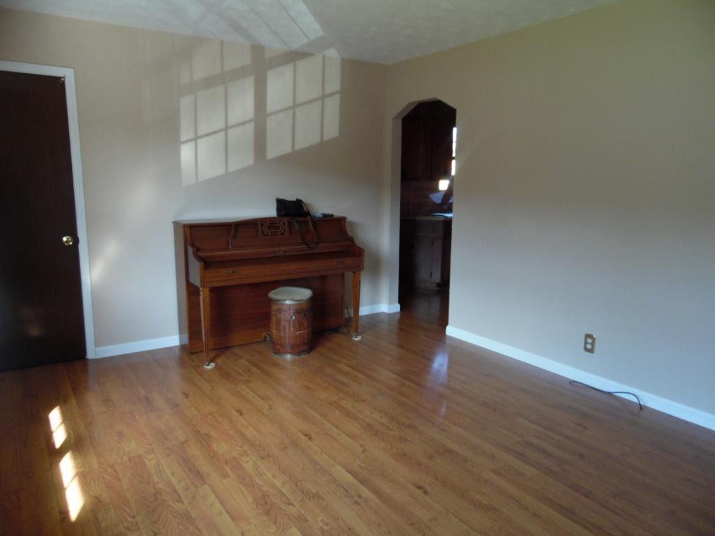 1391 Ridgecrest Avenue Kingsport, TN 37660 - Photo 7 of 28 Living Room