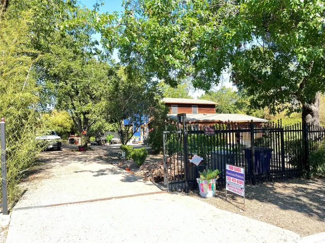 a view of a dinning table and chairs in patio