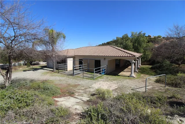 a view of a house with backyard and trees