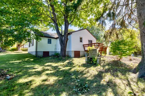 a view of a house with backyard