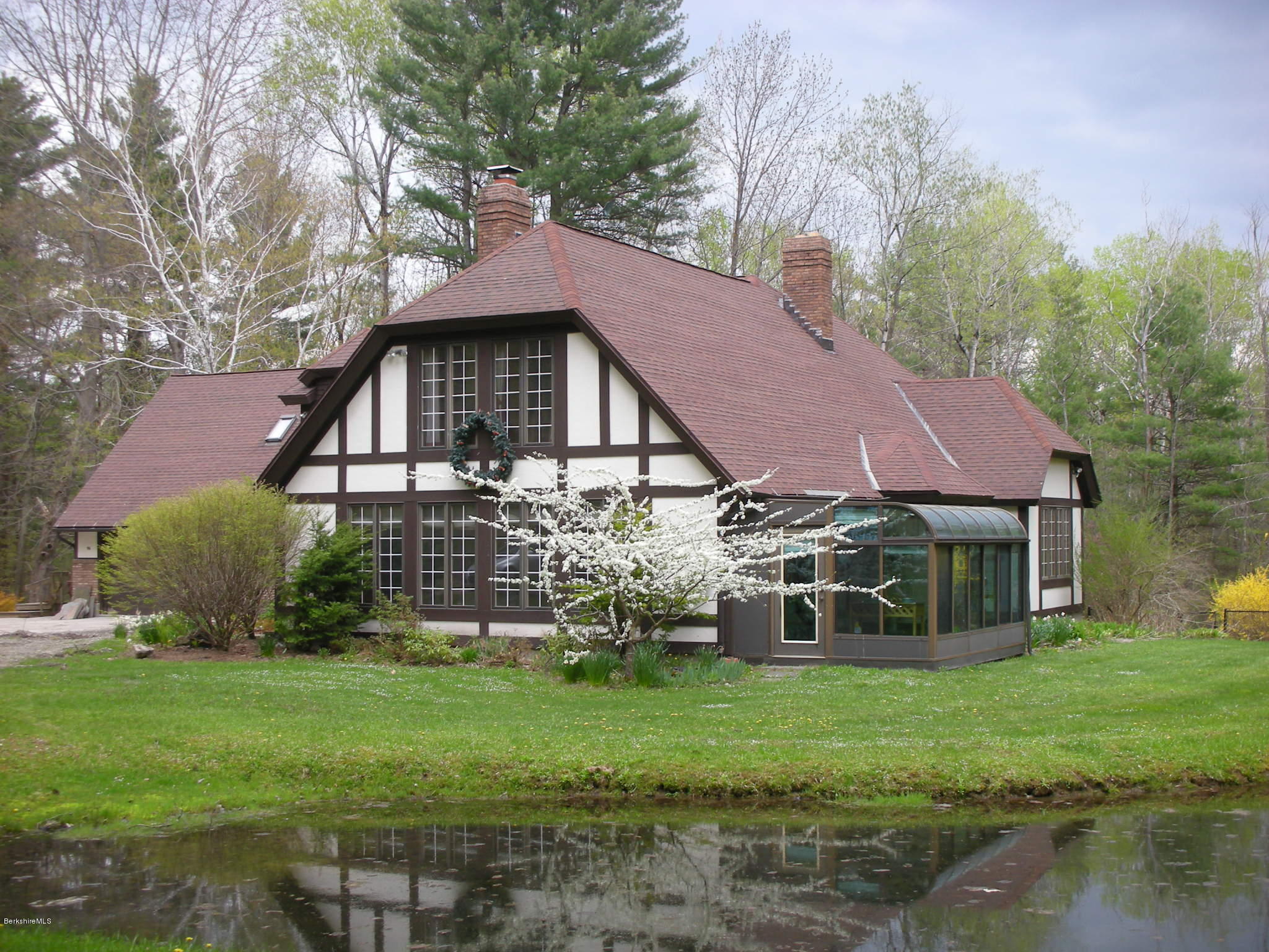 a view of a house with a yard