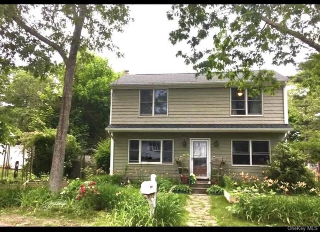 $889,000 | 8 Ocean Avenue, Hampton Bays, NY 11946
