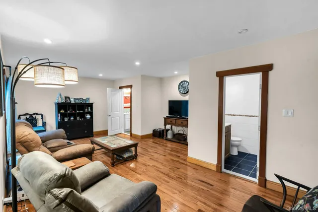 $889,000 | 8 Ocean Avenue, Hampton Bays, NY 11946