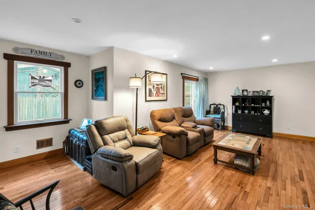 $889,000 | 8 Ocean Avenue, Hampton Bays, NY 11946